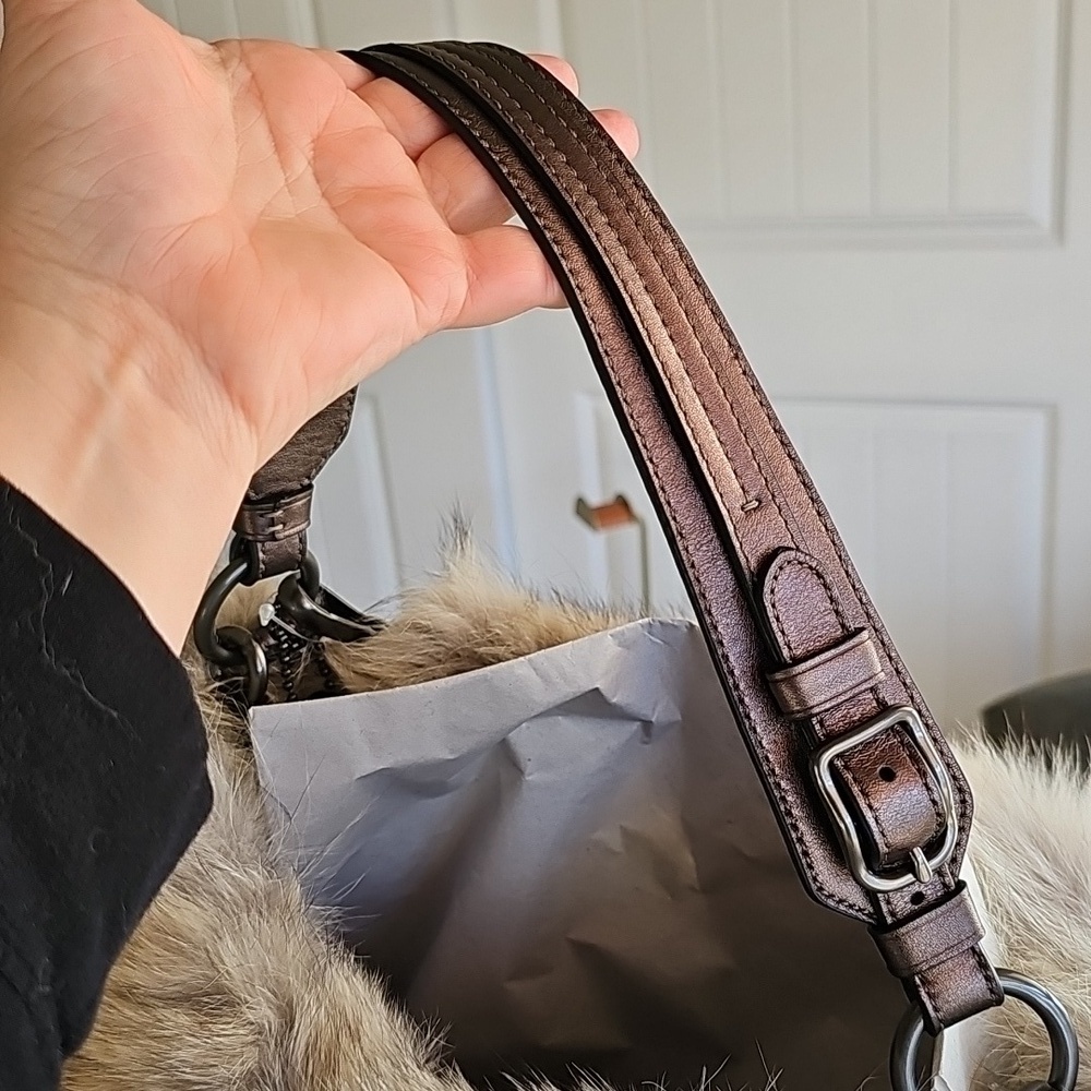Coach 2010 NWT Hamptons Ski Fur XL Hobo Bag Coyote Fur Trim Quilted Black - Picture 16 of 16